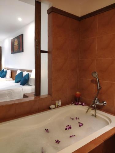 Postel nebo postele na pokoji v ubytování Seaview Resort Khao Lak - SHA Plus