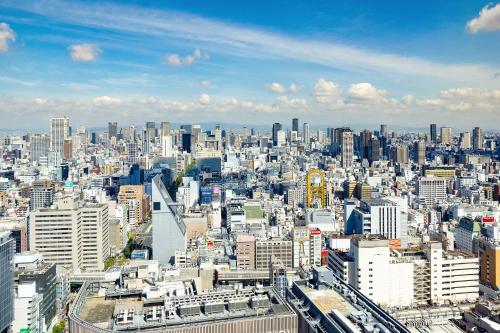 大阪市にあるスイスホテル 南海大阪の大都市の空中を望む
