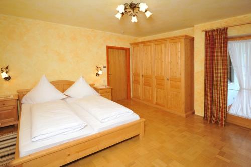 ライト・イム・ヴィンクルにあるFerienwohnung Glück im Winklのベッドルーム1室(白いシーツ付きのベッド1台、窓付)