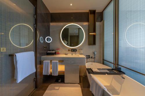 HUALUXE Xi'an Chanba by IHG-西安浐灞华邑酒店-Near Xi'an International Convention Exhibition Center and Shopping mall and The Romantic show of Xi'an-Free Luggage Storage-English Serviceにあるバスルーム