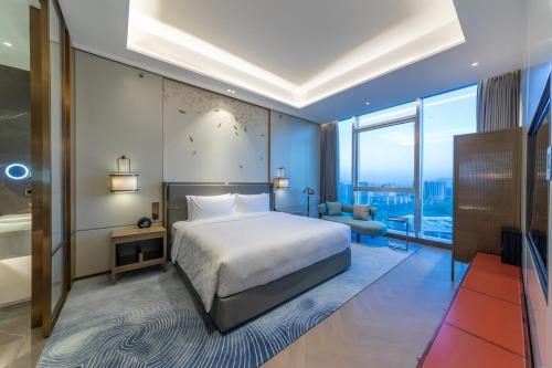 HUALUXE Xi'an Chanba by IHG-西安浐灞华邑酒店-Near Xi'an International Convention Exhibition Center and Shopping mall and The Romantic show of Xi'an-Free Luggage Storage-English Serviceにあるベッド