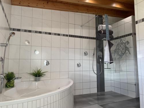 W łazience znajduje się wanna i prysznic. w obiekcie Ferienwohnungen Pletzenauer w mieście Sankt Johann in Tirol