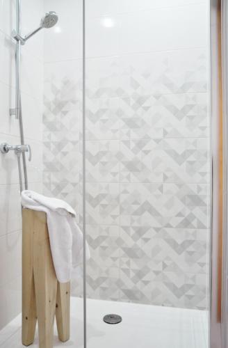 a bathroom with a shower with a glass door at WIlla JODŁA JACUZZI&SAUNA in Poronin