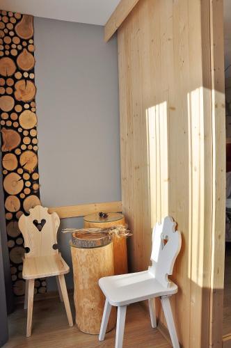 a room with two chairs and a table at WIlla JODŁA JACUZZI&SAUNA in Poronin