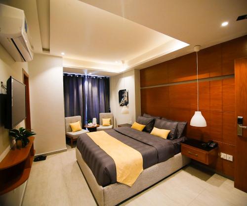 1 dormitorio con 1 cama grande en una habitación en Space Express en Rāwalpindi