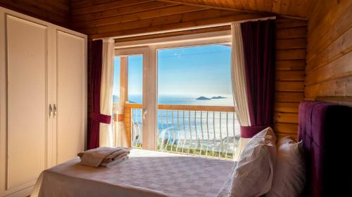 カルカンにあるEco Villa Defneのベッドルーム1室(海の景色を望む窓付)