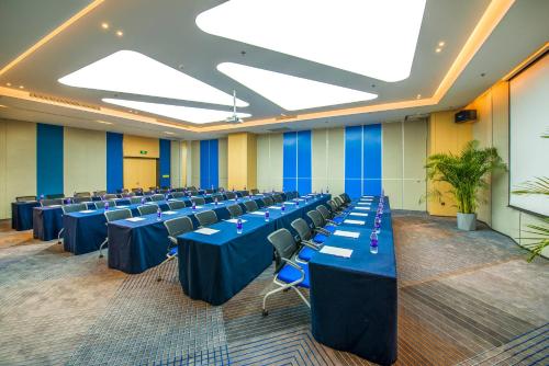 a conference room with blue tables and chairs at Holiday Inn Express Foshan Beijiao by IHG in Shunde
