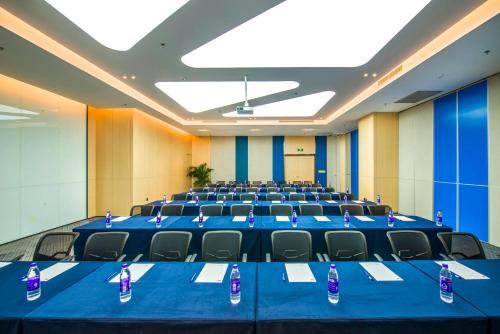 a conference room with a blue table and chairs at Holiday Inn Express Foshan Beijiao by IHG in Shunde