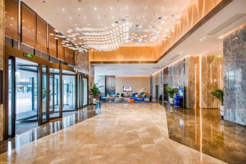 a lobby of a building with a large at Holiday Inn Express Foshan Beijiao by IHG in Shunde