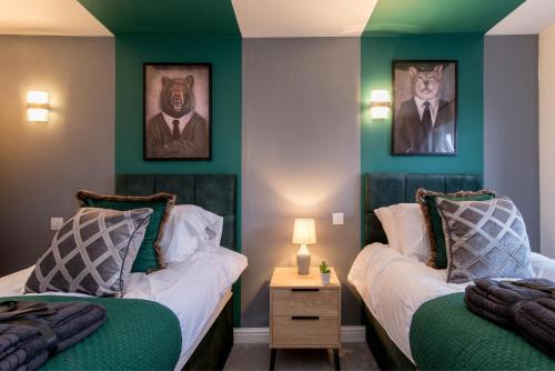 Katil atau katil-katil dalam bilik di Immaculate 3 Bed House - Stunning Balcony Views