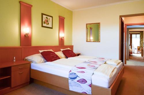 a bedroom with a large bed and a desk at Gasthaus-Landhotel Traunstein in Abtenau
