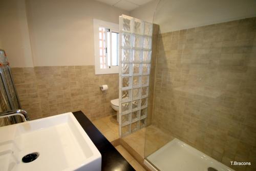カンブリルスにあるApartamento Badiaのバスルーム(洗面台、トイレ、シャワー付)
