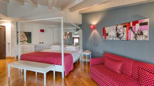 Hotel Fiera Di Brescia في بريشيا: غرفة نوم بسريرين واريكة
