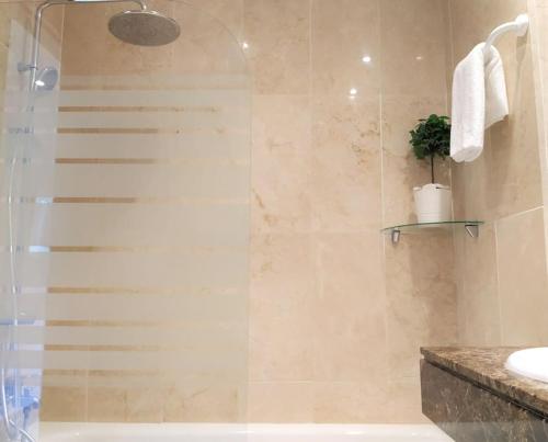 W łazience znajduje się prysznic, wanna i umywalka. w obiekcie Brisa Quebrada Beach, 2 Bed, Sea Views, Pool w mieście Benalmádena
