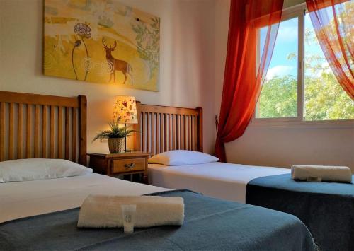 sypialnia z dwoma łóżkami i oknem w obiekcie Brisa Quebrada Beach, 2 Bed, Sea Views, Pool w mieście Benalmádena