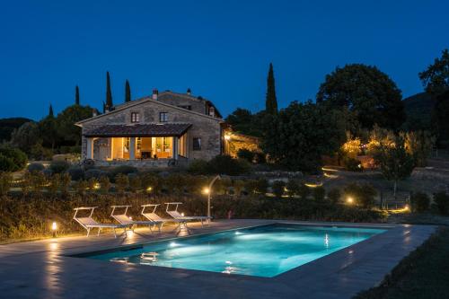 een huis met een zwembad voor een huis bij Podere Capraia in Castiglioncello Bandini