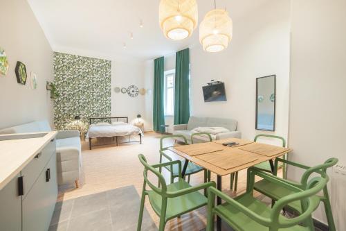 una cucina e un soggiorno con tavolo e sedie di Dizzy Daisy Downtown Apartments a Cracovia