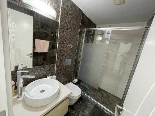Un baño con lavabo, ducha e inodoro. en Elegant 2+1 Flat in the Heart of Kyrenia + wifi, en Kyrenia