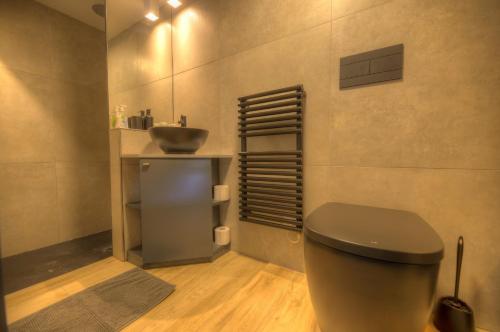 un baño con inodoro y lavabo en Cute and modern duplex apartment in ideal location RCAS1-1, en La Valeta