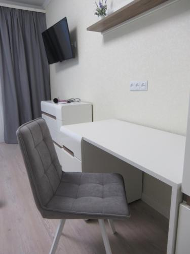 カリーニングラードにあるАпартаменты на Дадаеваの白いデスクと椅子が備わります。