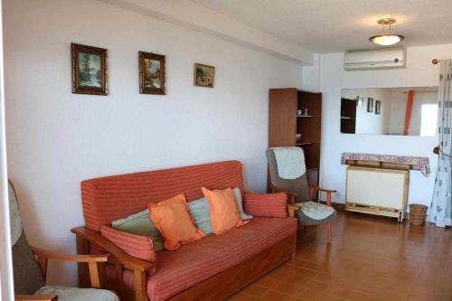 ein Wohnzimmer mit einem Sofa mit Kissen darauf in der Unterkunft apartamento 46A VORA 2 dormitorio in Calpe