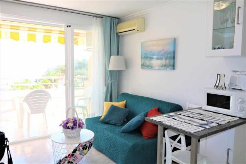 ein Wohnzimmer mit Couch und Tisch in der Unterkunft 2G MAR II 1ª línea de playa con vistas al mar in Calpe