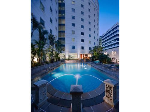 uma piscina no meio de um edifício em Rendezvous Hotel Singapore by Far East Hospitality em Singapura