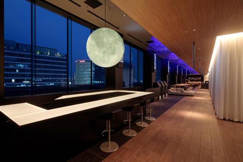 a bar with a view of a city at night at Yokohama Tokyu REI Hotel in Yokohama