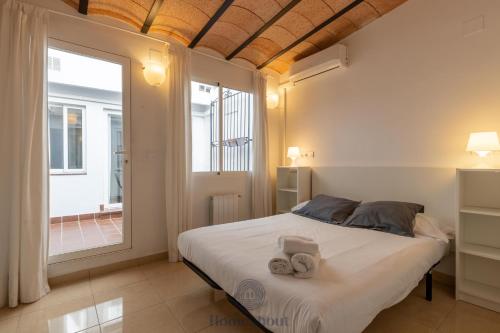 A bed or beds in a room at FUN BUILDING APARTMENTS by HOMEABOUT