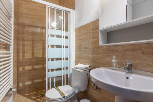 A bathroom at FUN BUILDING APARTMENTS by HOMEABOUT