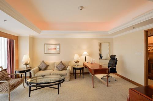 Posezení v ubytování Crowne Plaza Qingdao by IHG