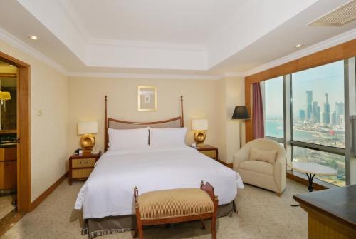 Postel nebo postele na pokoji v ubytování Crowne Plaza Qingdao by IHG