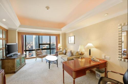 TV a/nebo společenská místnost v ubytování Crowne Plaza Qingdao by IHG