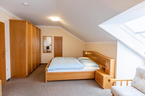 ein Schlafzimmer mit einem Bett im Dachgeschoss in der Unterkunft Appartementhaus Meier in Bad Füssing