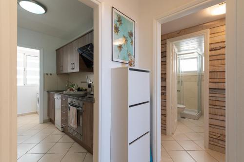 eine Küche mit einem weißen Kühlschrank im Zimmer in der Unterkunft Casa LEX in Playa del Ingles