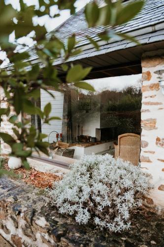 a garden with a bush in front of a house at Gîtes du Bulz, en pleine forêt proche de la mer in Pleyber-Christ