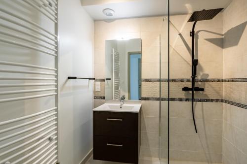 a bathroom with a sink and a shower at La Fée - jolie maison avec jardin - plage à 700 m in Dinard