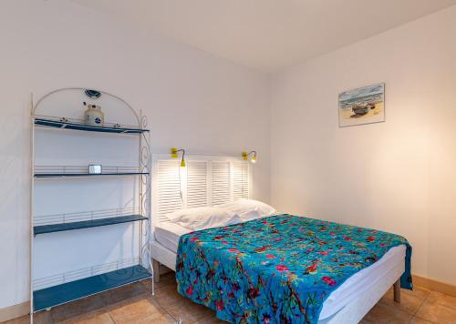 - une chambre avec un lit et des étagères dans l'établissement Les Voiles - appartement avec terrasse - plage à 50 m, à Pléneuf-Val-André