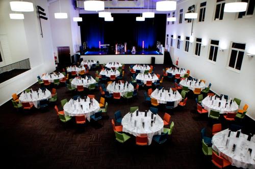 an overhead view of a room with tables and chairs at Elite Stadshotellet Eskilstuna in Eskilstuna