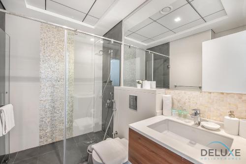 Ванна кімната в Stunning 1BR at Prime Views Meydan by Deluxe Holiday Homes