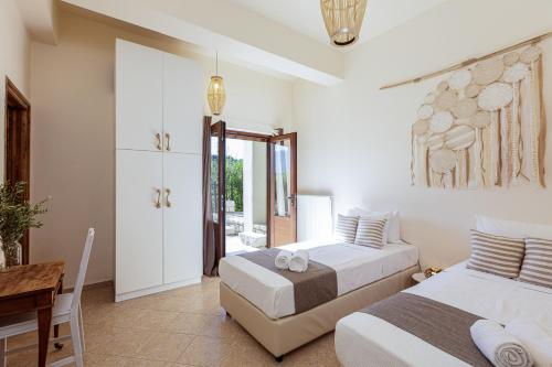 Ένα ή περισσότερα κρεβάτια σε δωμάτιο στο Villa Elodia with Pool & Garden in Heart of Crete