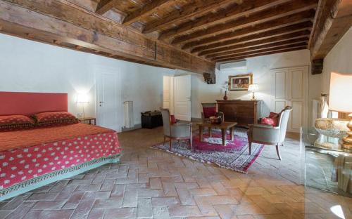 A seating area at Duomo Vigna Nuova by Halldis