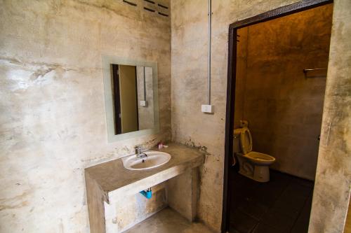 a bathroom with a sink and a toilet at My Place Mae Salong in Ban A Ku