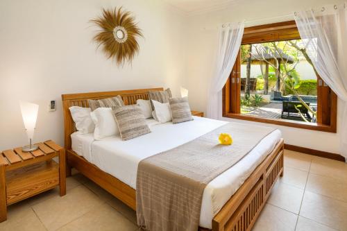Postel nebo postele na pokoji v ubytování Oasis Villas by Fine & Country
