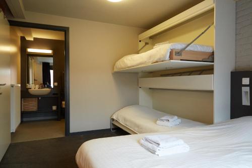 two bunk beds in a room with a sink at Focus Budget in Kortrijk