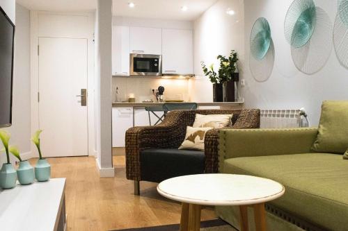 salon z kanapą i stołem w obiekcie Manzaneda Natura Apartaments T2 Dúplex w mieście Ourense