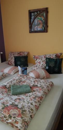 Una cama o camas en una habitación de Podhalanka Pokoje