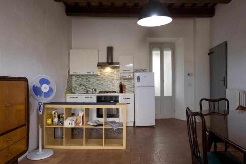 kuchnia z blatem z lodówką i stołem w obiekcie CASA LELLA Monte San Pietrangeli w mieście Monte San Pietrangeli
