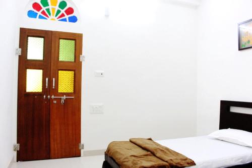 Tempat tidur dalam kamar di Hindupura Residency