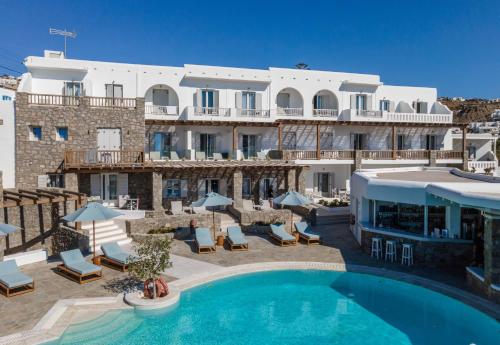 een afbeelding van een hotel met zwembad bij Argo Hotel in Platis Yialos Mykonos
